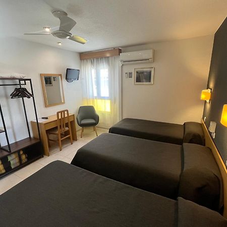 Anglés Hostal Tarres מראה חיצוני תמונה