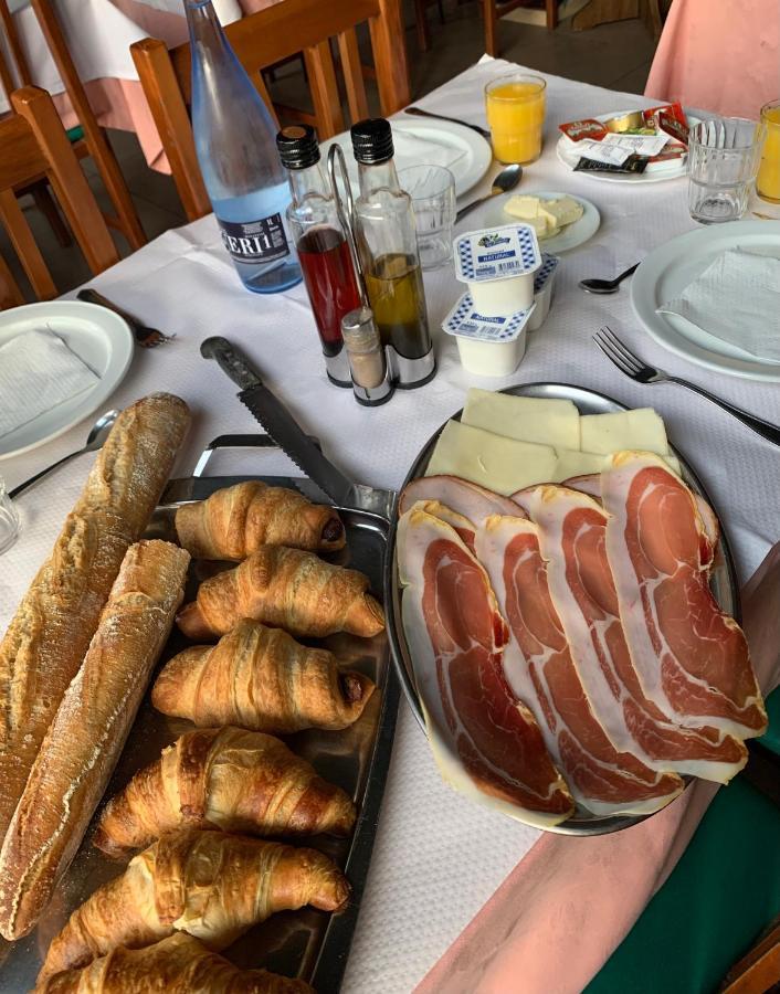 Anglés Hostal Tarres מראה חיצוני תמונה