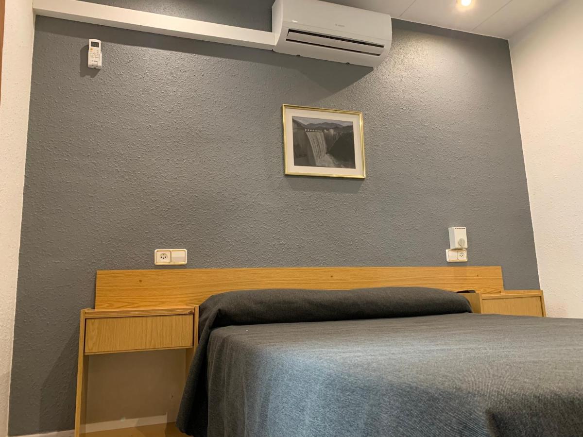 Anglés Hostal Tarres מראה חיצוני תמונה