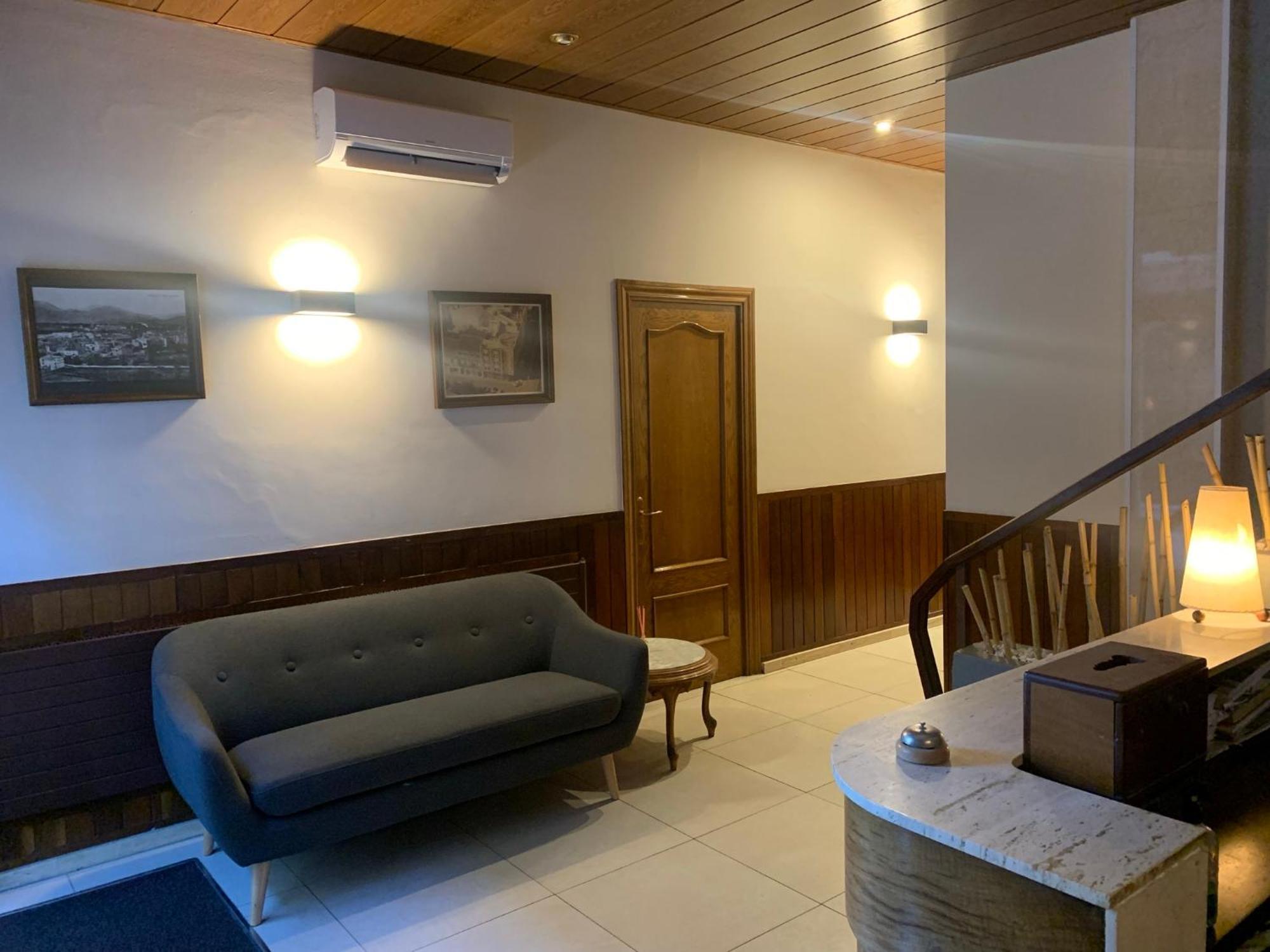 Anglés Hostal Tarres מראה חיצוני תמונה