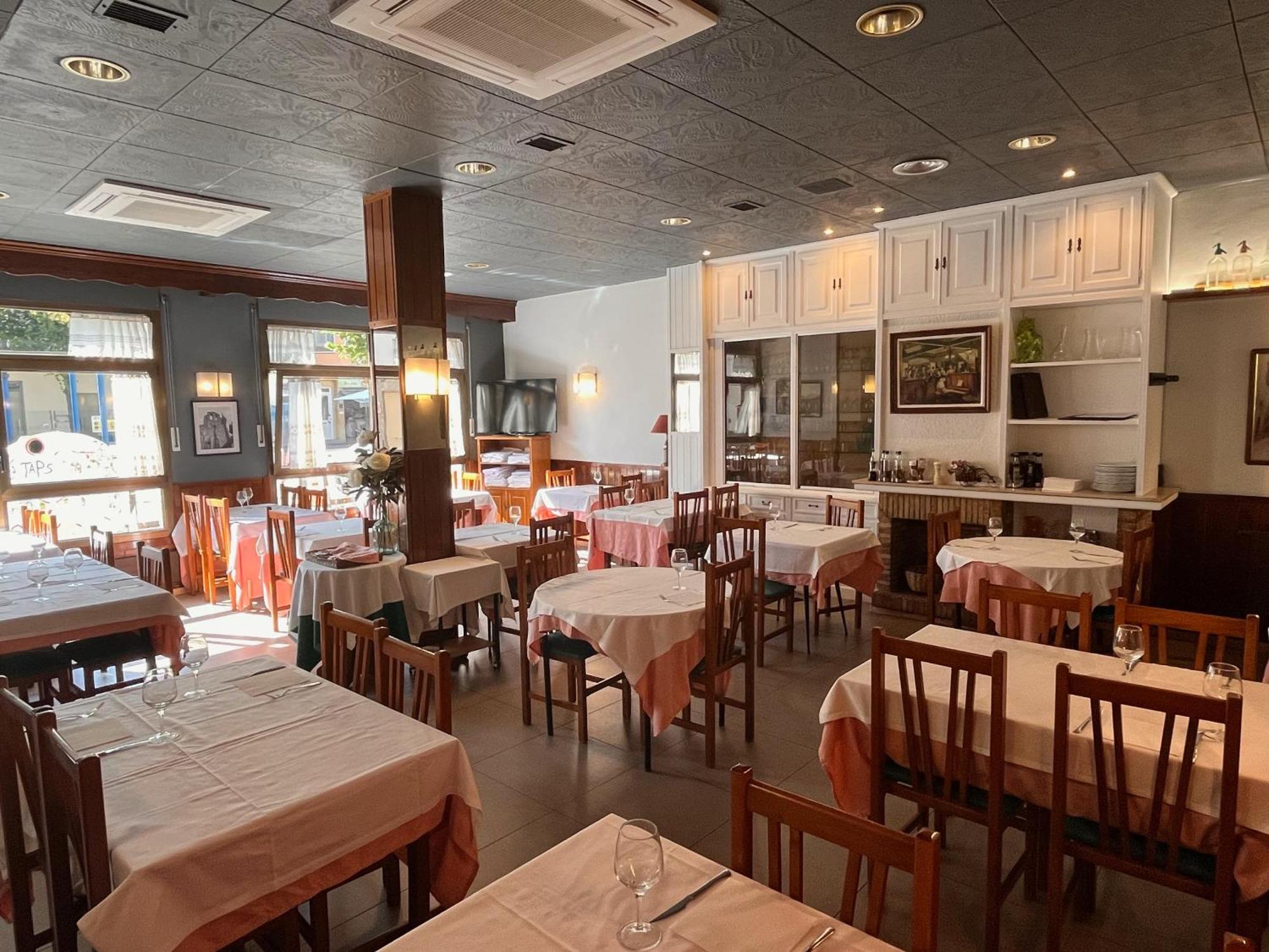Anglés Hostal Tarres מראה חיצוני תמונה