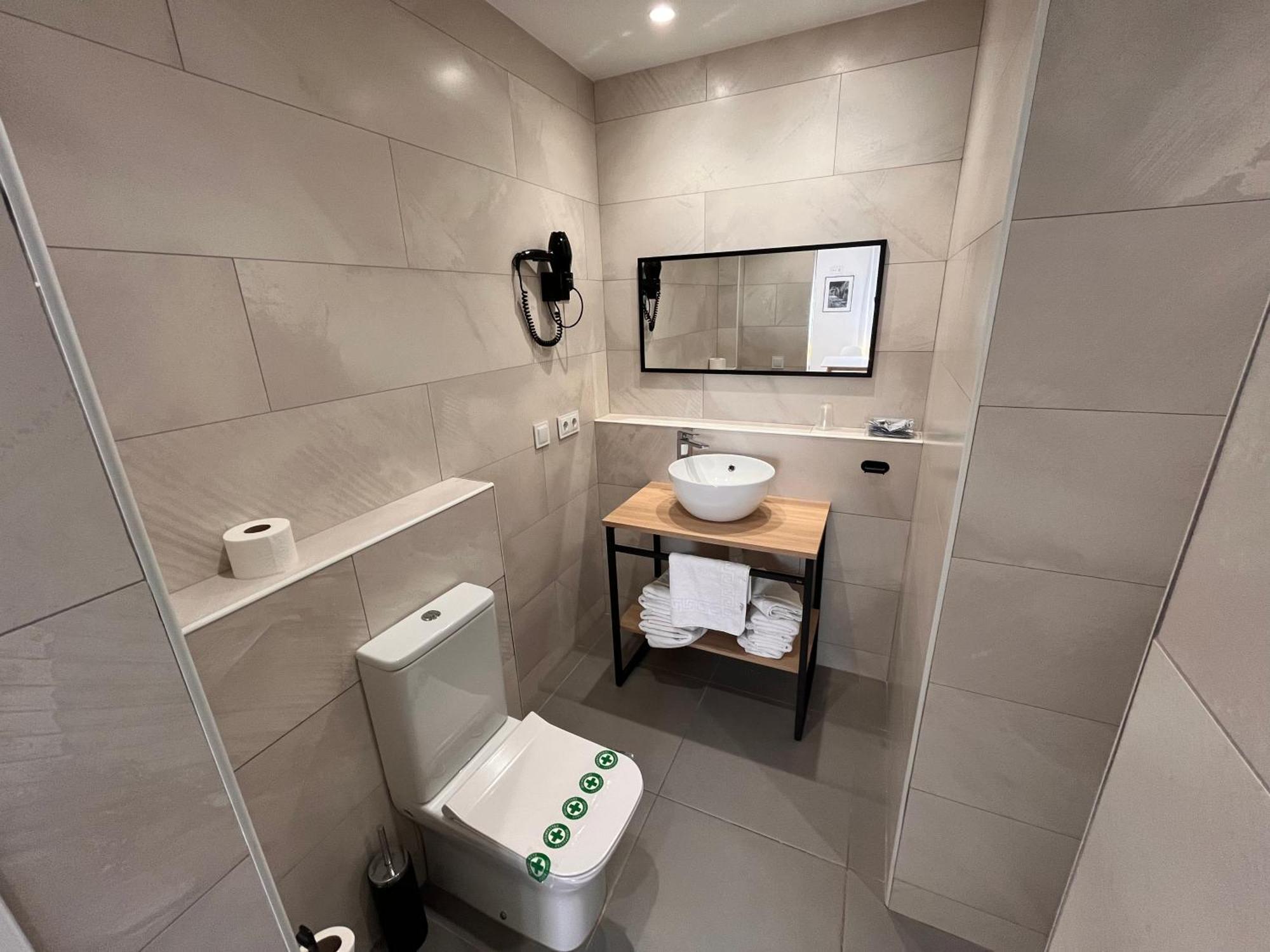 Anglés Hostal Tarres מראה חיצוני תמונה