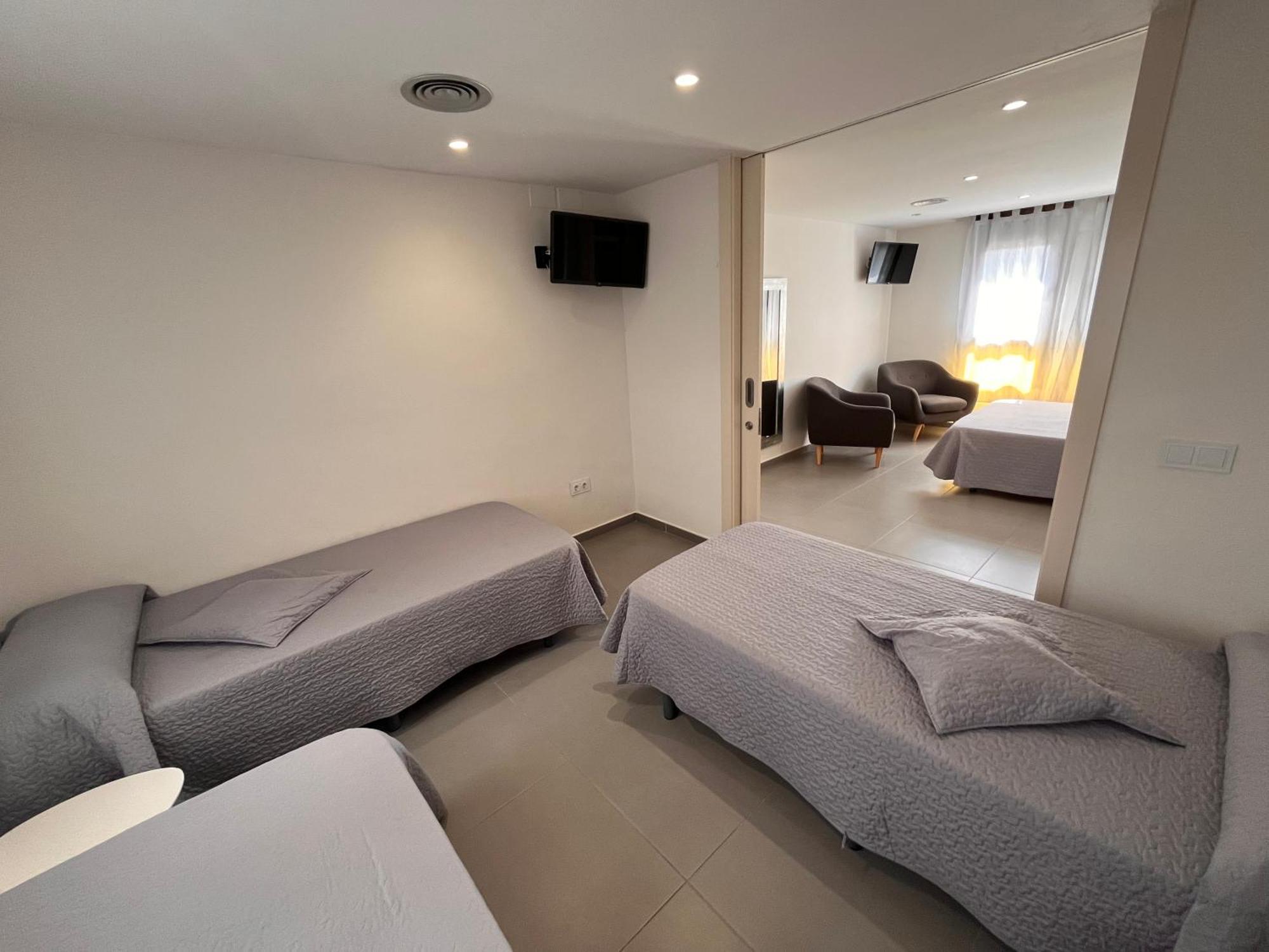 Anglés Hostal Tarres מראה חיצוני תמונה