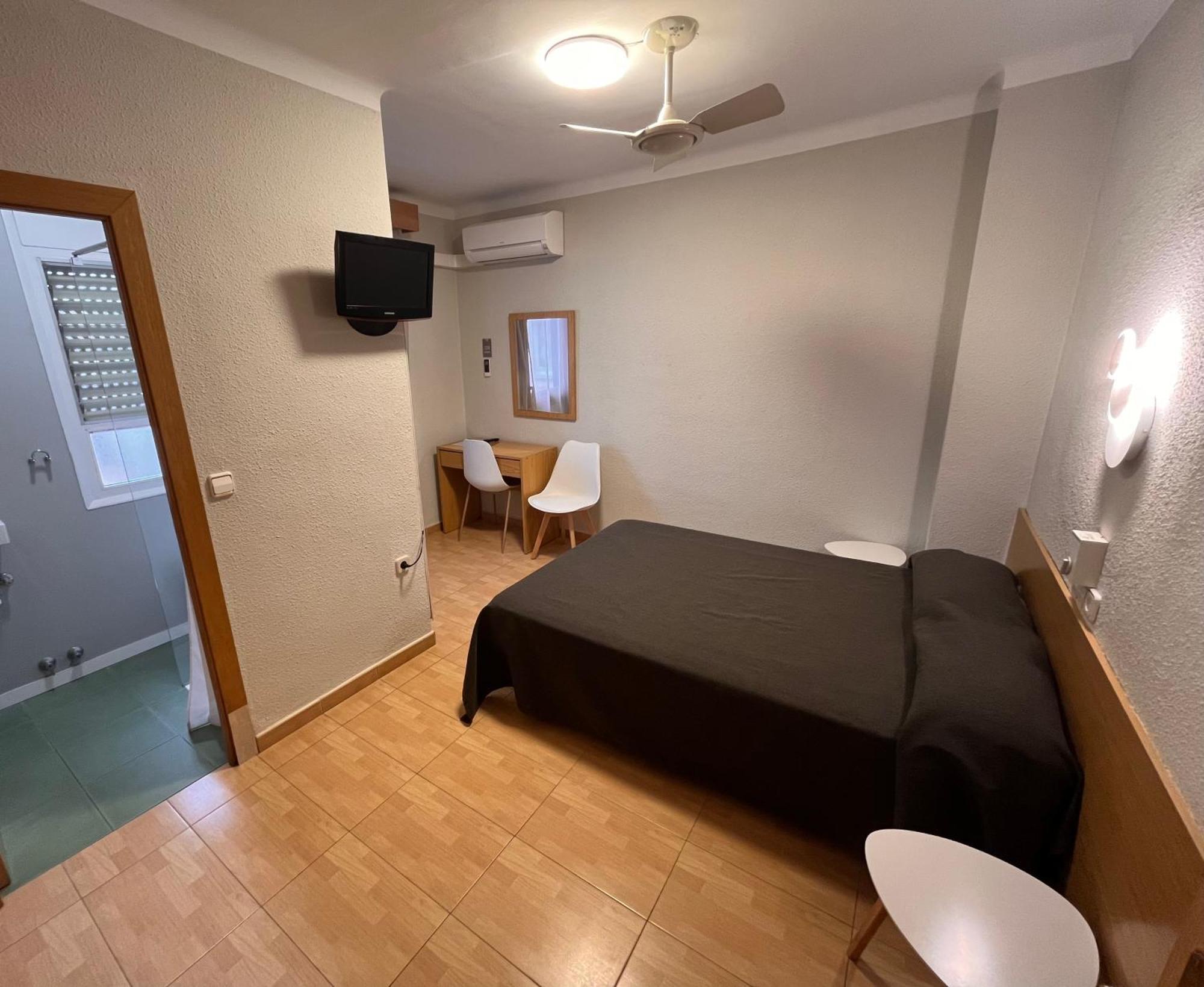 Anglés Hostal Tarres מראה חיצוני תמונה
