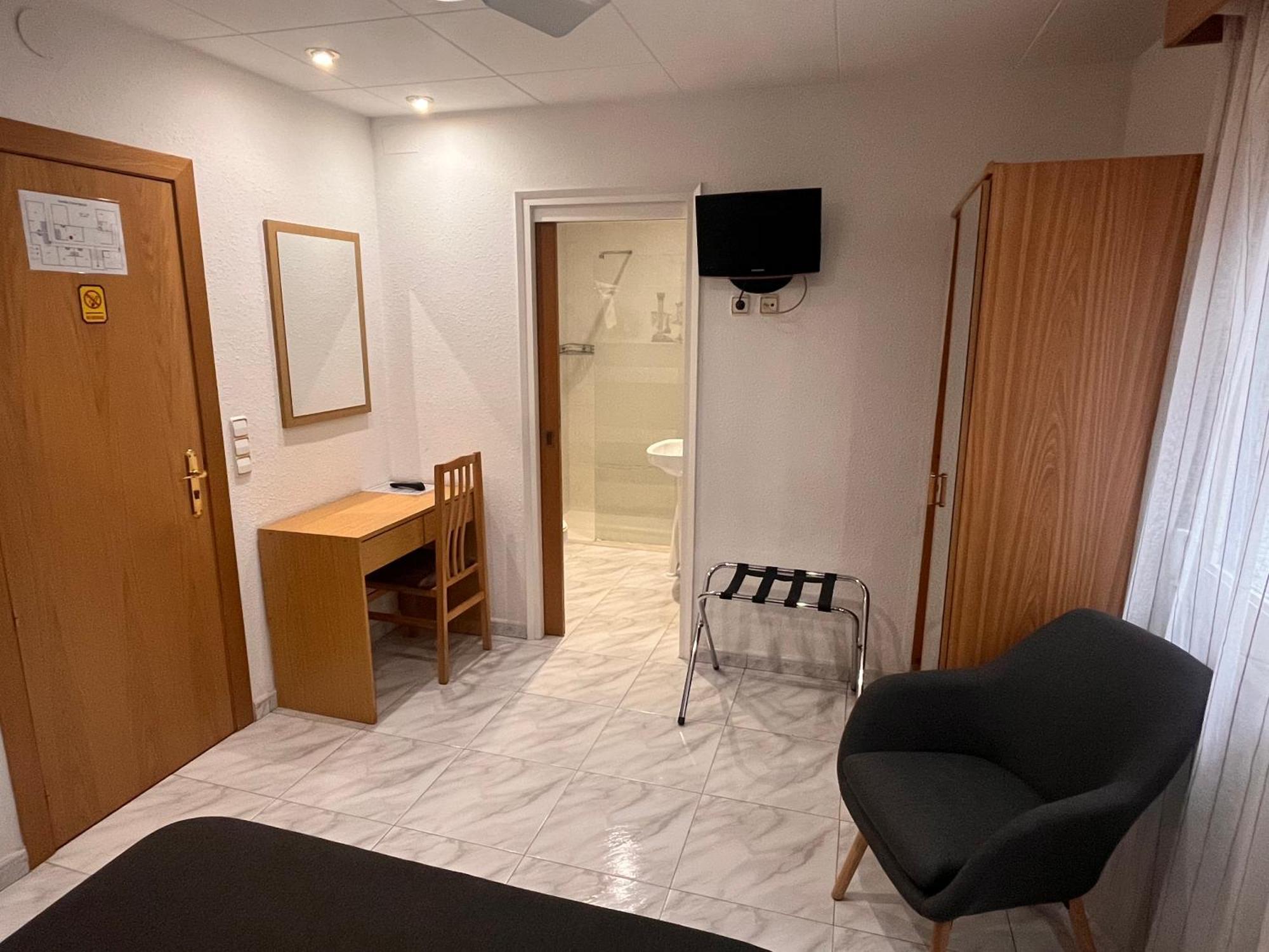 Anglés Hostal Tarres מראה חיצוני תמונה