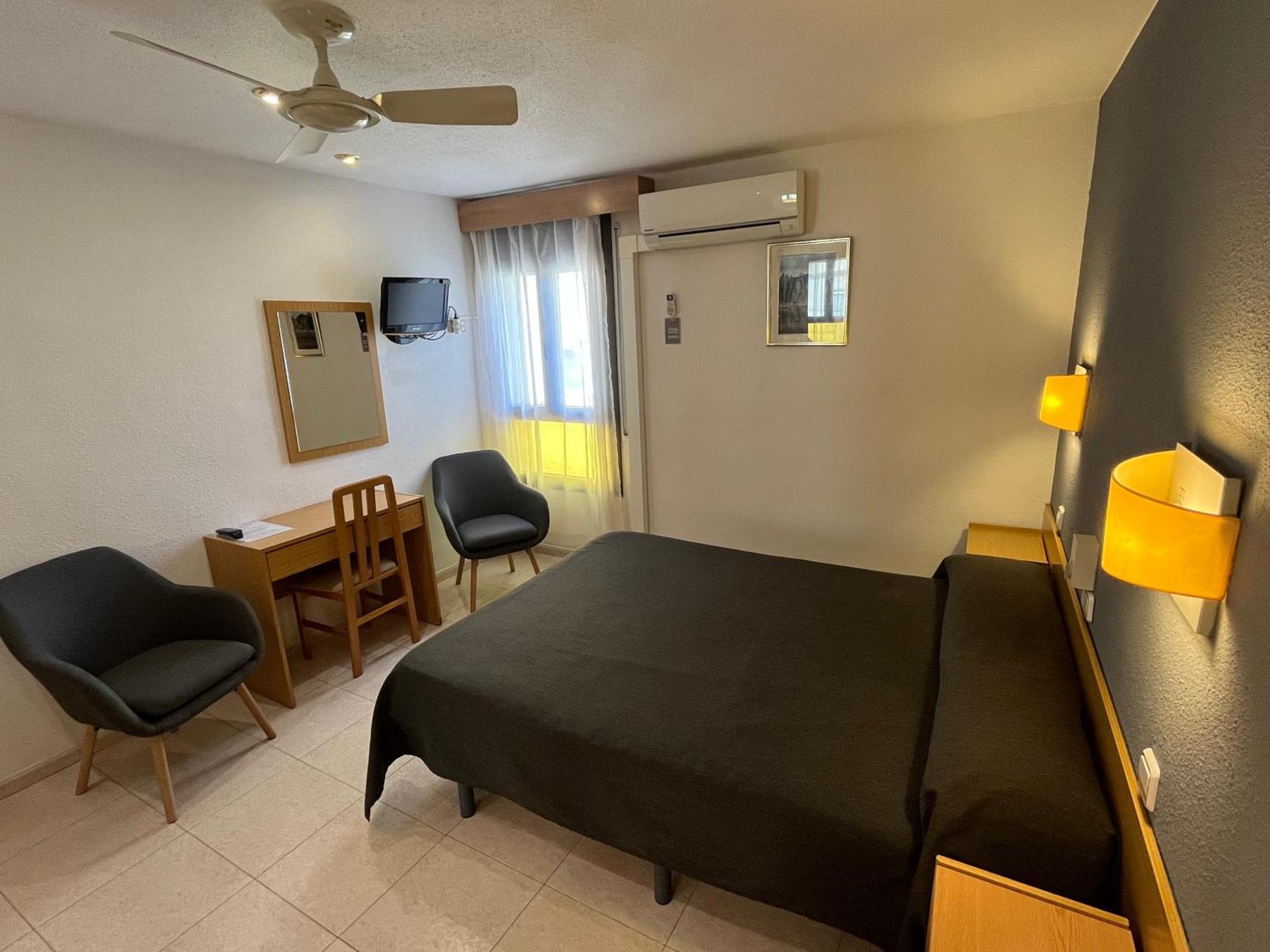 Anglés Hostal Tarres מראה חיצוני תמונה