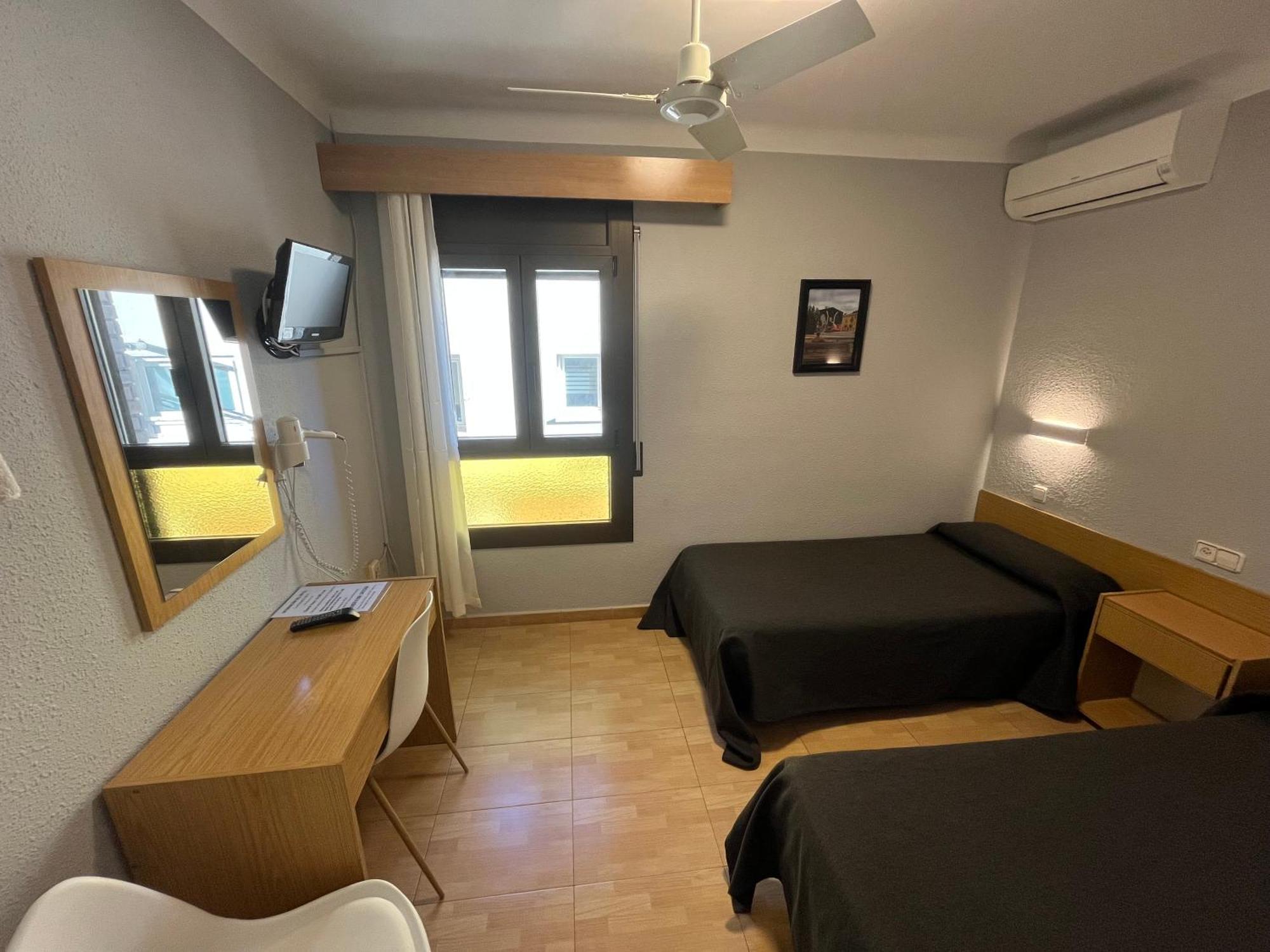 Anglés Hostal Tarres מראה חיצוני תמונה