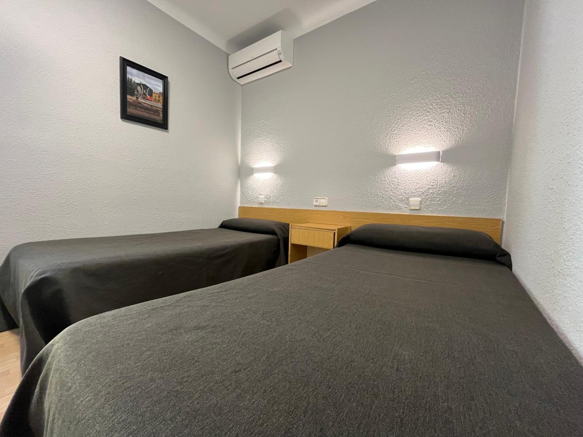 Anglés Hostal Tarres מראה חיצוני תמונה