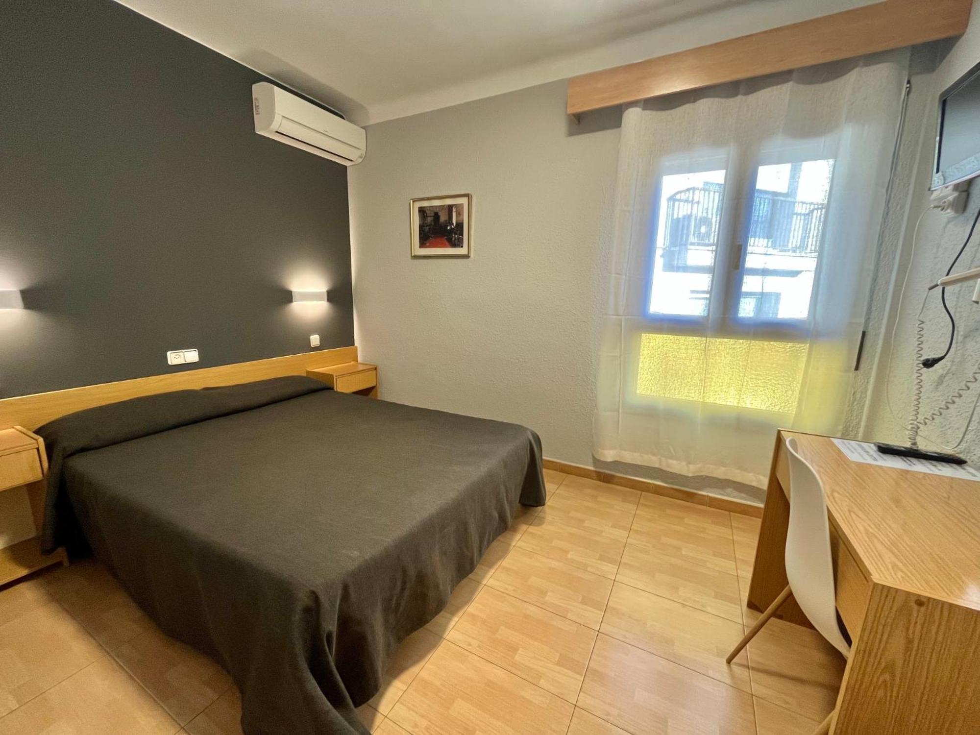 Anglés Hostal Tarres מראה חיצוני תמונה