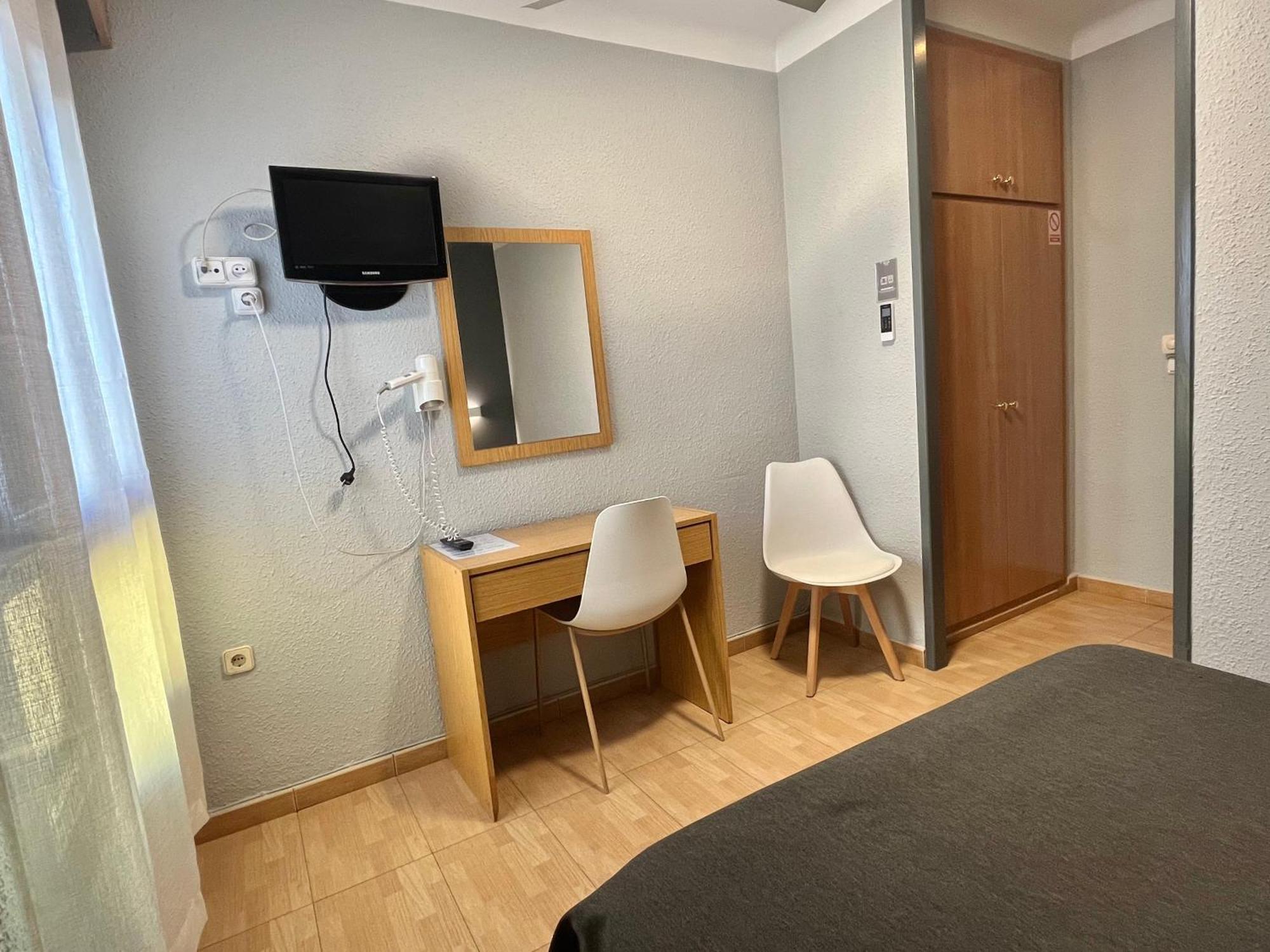 Anglés Hostal Tarres מראה חיצוני תמונה