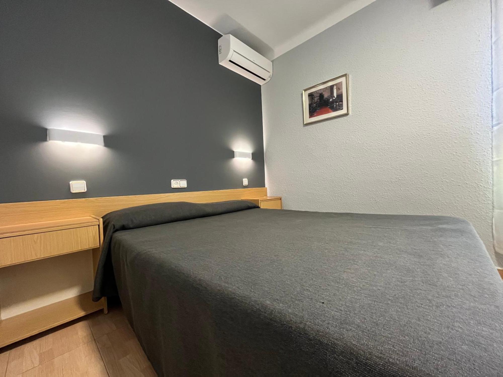 Anglés Hostal Tarres מראה חיצוני תמונה