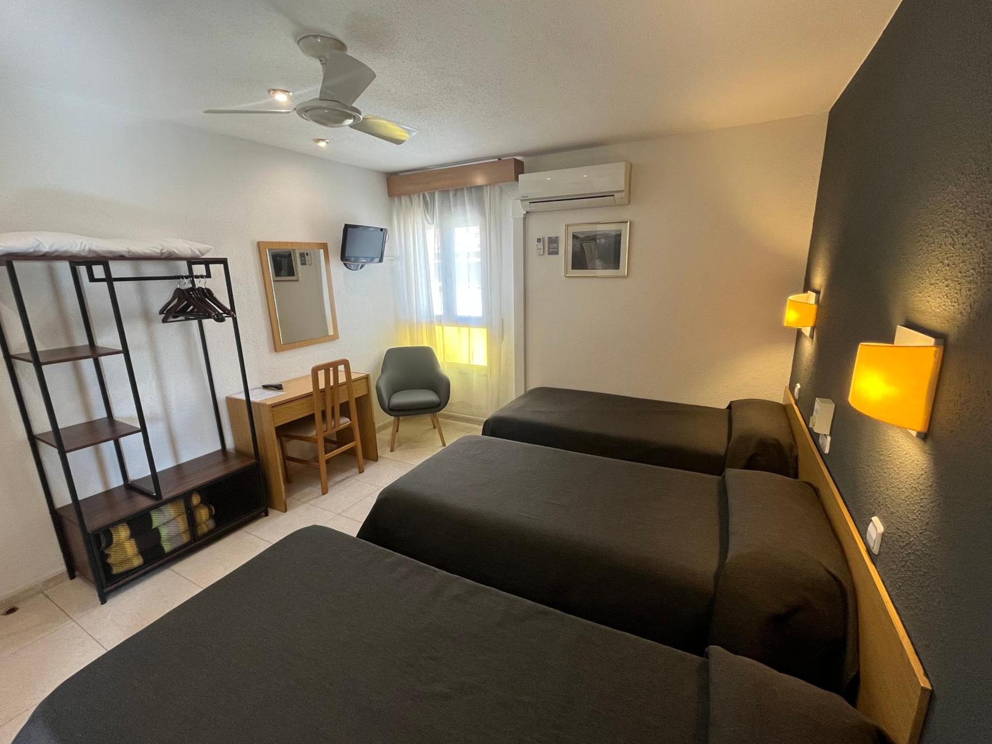 Anglés Hostal Tarres מראה חיצוני תמונה