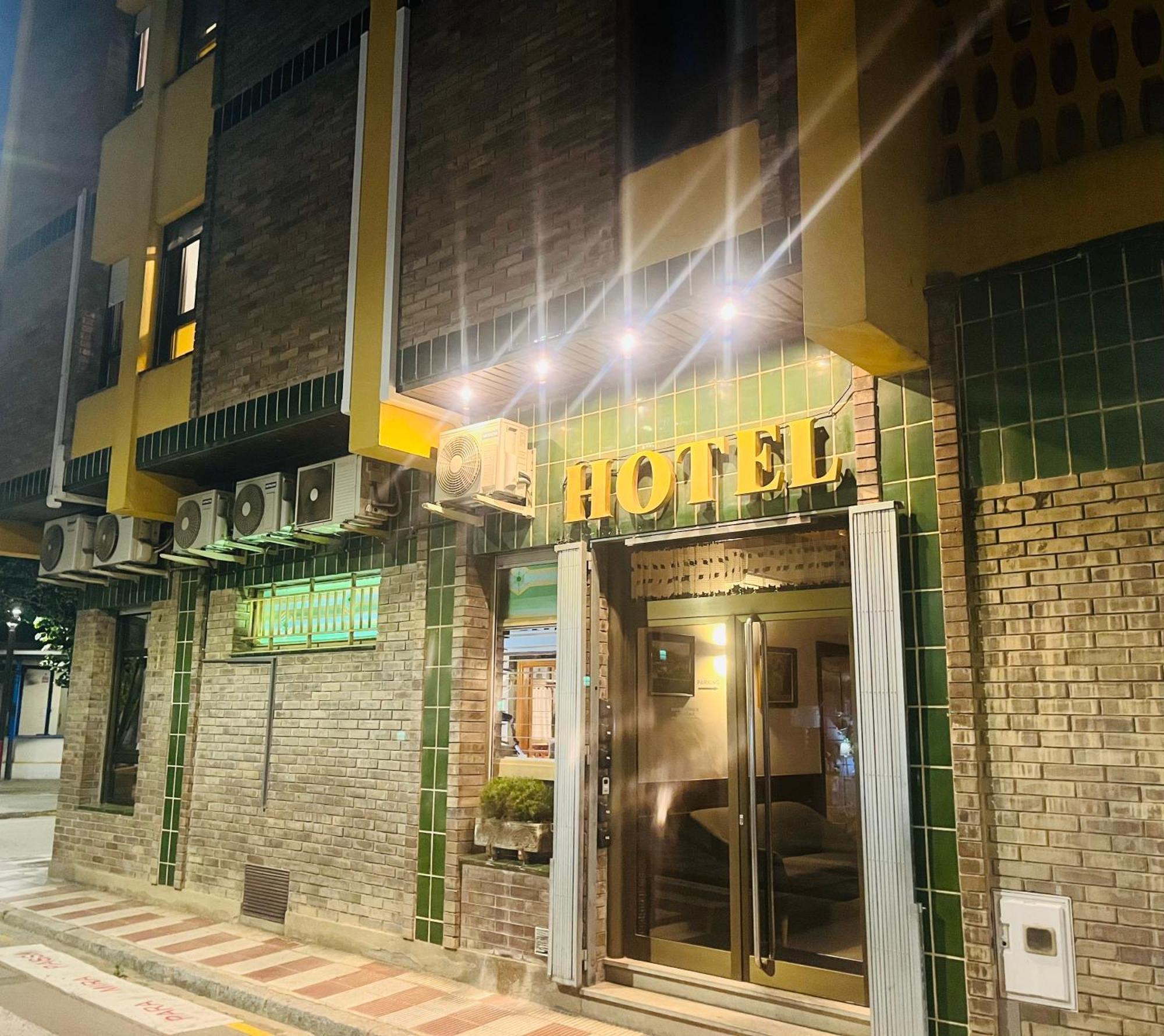 Anglés Hostal Tarres מראה חיצוני תמונה
