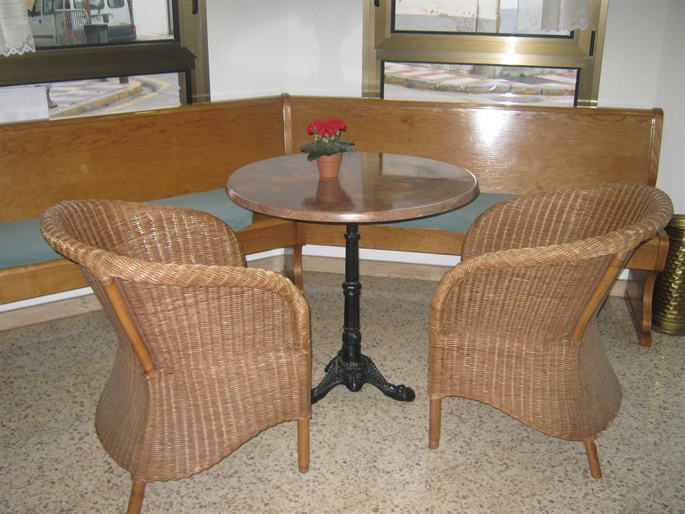 Anglés Hostal Tarres מראה חיצוני תמונה