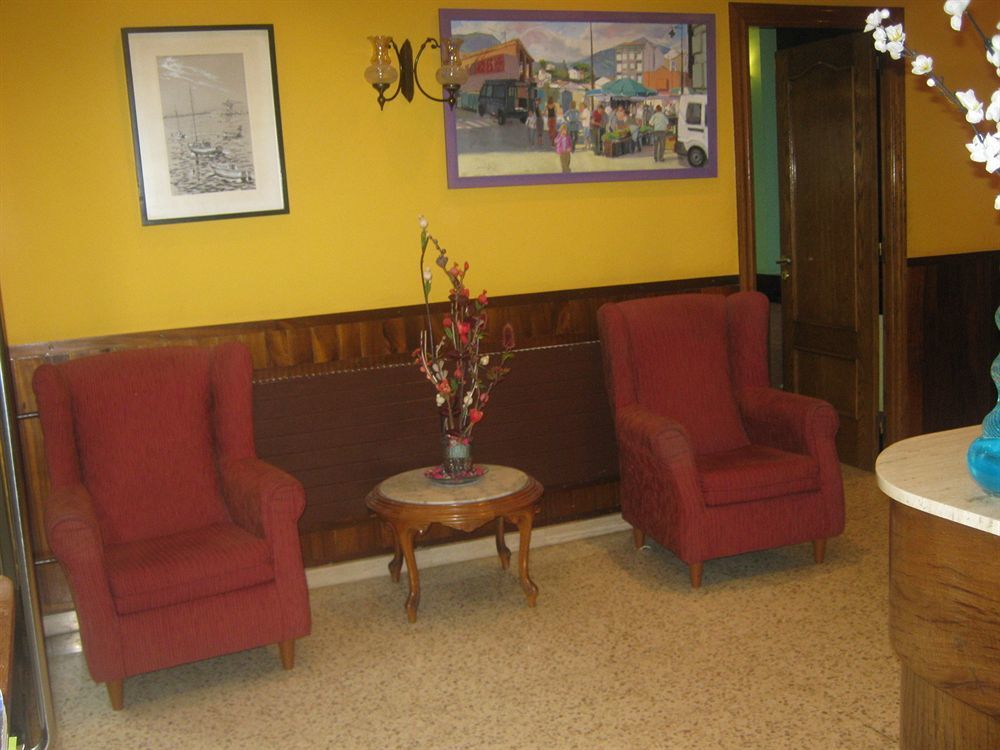 Anglés Hostal Tarres מראה חיצוני תמונה
